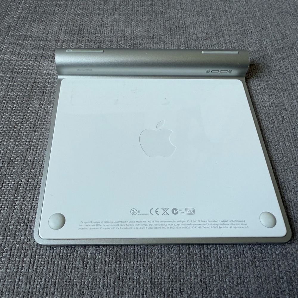 Apple Magic Trackpad A1339 Gen 1 Wireless Bluetooth, Multi-Touch, Silver - Picture 2 of 3
